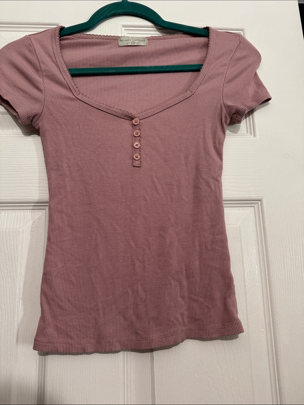Ribbed Scoop Neck Button Tee in Dusty Rose